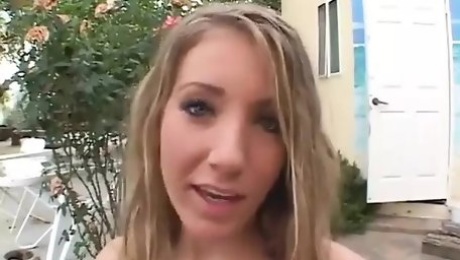 Cute blonde with perky tits shows her skills in the French art outdooors