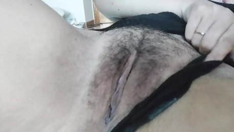 Hairy latina showing you her pubic hair and leg her just for you