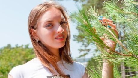 Gorgeous soloing babe Vika Lita is touching her hungry pussy